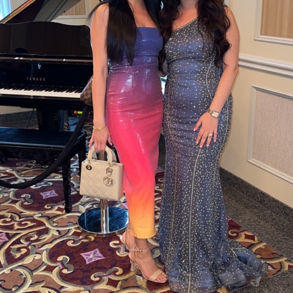 Gorgeous cocktail dress. I am 120 pounds and wear size XS-S and the XS fit me. - Picture 4 of 4